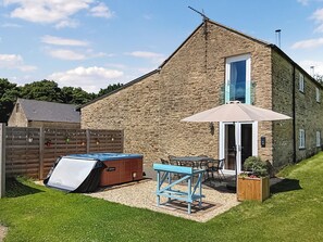 Outdoor dining - 4 bedroom accommodation in Aynho, near Banbury (Aynho, near Banbury)