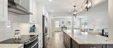 Een koelkast, een magnetron, een oven, een vaatwasser