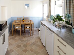 Dining - 2 bedroom accommodation in West Pentire (West Pentire)