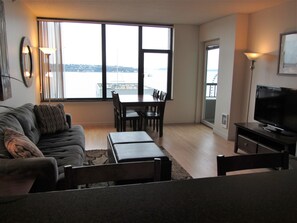 Smart TV, stereo - 1 Block to Pike Pl Market & Easy Walk to Stadium ~ Balcony with Water Views (Seattle)