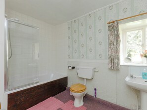 Bathroom - 3 bedroom accommodation in Hathersage (Hathersage)
