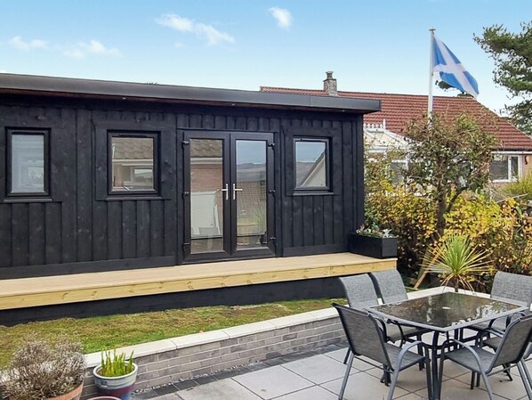 Outdoor dining - 2 bedroom accommodation in Langbank, near Port Glasgow (Langbank, near Port Glasgow)