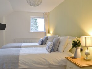 5 bedrooms, free WiFi, bed sheets - 5 bedroom accommodation in Craigton, near Inverness (Craigton, near Inverness)