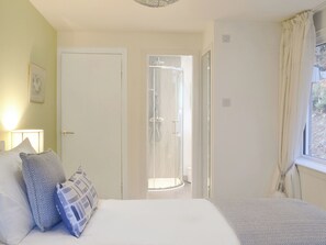 5 bedrooms, free WiFi, bed sheets - 5 bedroom accommodation in Craigton, near Inverness (Craigton, near Inverness)