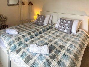 4 bedrooms, free WiFi, bed sheets - 4 bedroom accommodation in Rhyduchaf, near Bala (Rhyduchaf, near Bala)