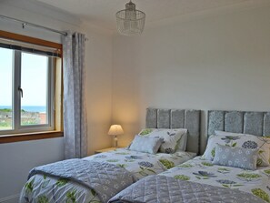4 bedrooms, free WiFi, bed sheets - 4 bedroom accommodation in Ballantrae, near Girvan (Ballantrae, near Girvan)