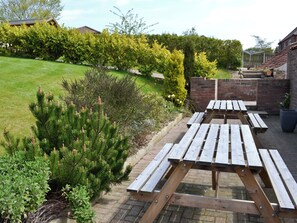 Outdoor dining - 4 bedroom accommodation in Buckton, near Flamborough (Buckton, near Flamborough)