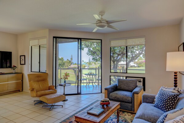 Smart TV, DVD player, books - Spacious End Unit (Kihei)