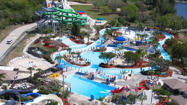 Un parque acuático con toboganes y una amplia zona de piscinas.