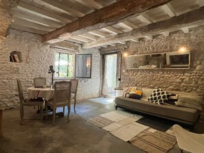 Fireplace, books - OVERHANGING A RIVER, SHEPHERD'S HOUSE, AUTHENTIC, FAMILY-FRIENDLY, WIFI (Pieusse)