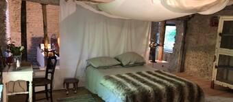OVERLOOKING A RIVER, SHEPHERD'S COTTAGE, AUTHENTIC AND FAMILY-FRIENDLY, WIFI