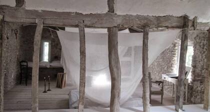 EN SURPLOMB D'UNE RIVIERE, MAISON DE BERGER , AUTHENTIQUE ET FAMILIAL ,WIFI