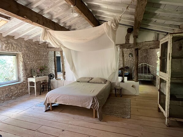 2 bedrooms, iron/ironing board, free WiFi, bed sheets - OVERHANGING A RIVER, SHEPHERD'S HOUSE, AUTHENTIC, FAMILY-FRIENDLY, WIFI (Pieusse)