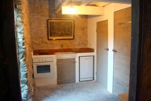 Fridge, microwave, oven, stovetop - OVERLOOKING A RIVER, SHEPHERD'S COTTAGE, AUTHENTIC AND FAMILY-FRIENDLY, WIFI (Pieusse)