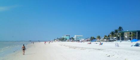 Camastros y toallas de playa
