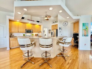 ثلاجة، ميكروويف، فرن، موقد طهي مسطح