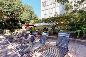 Terrace/patio - Lovely Siesta Key condo with patio, pool & bay view - near beach (Siesta Key)