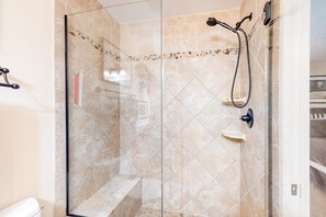 Kostenlose Toilettenartikel, Haartrockner, Handtücher