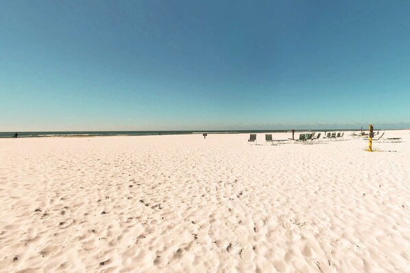 Beach nearby - Lovely Siesta Key condo with patio, pool & bay view - near beach (Siesta Key)