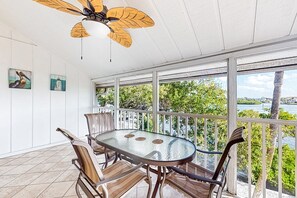 Outdoor dining - Lovely Siesta Key condo with patio, pool & bay view - near beach (Siesta Key)