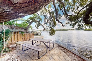 Outdoor dining - Lovely Siesta Key condo with patio, pool & bay view - near beach (Siesta Key)