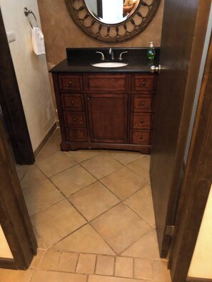 Dusj, hårføner og håndklær