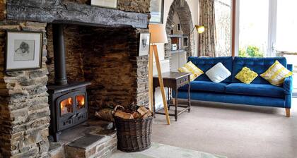 5 bedroom accommodation in Winsford