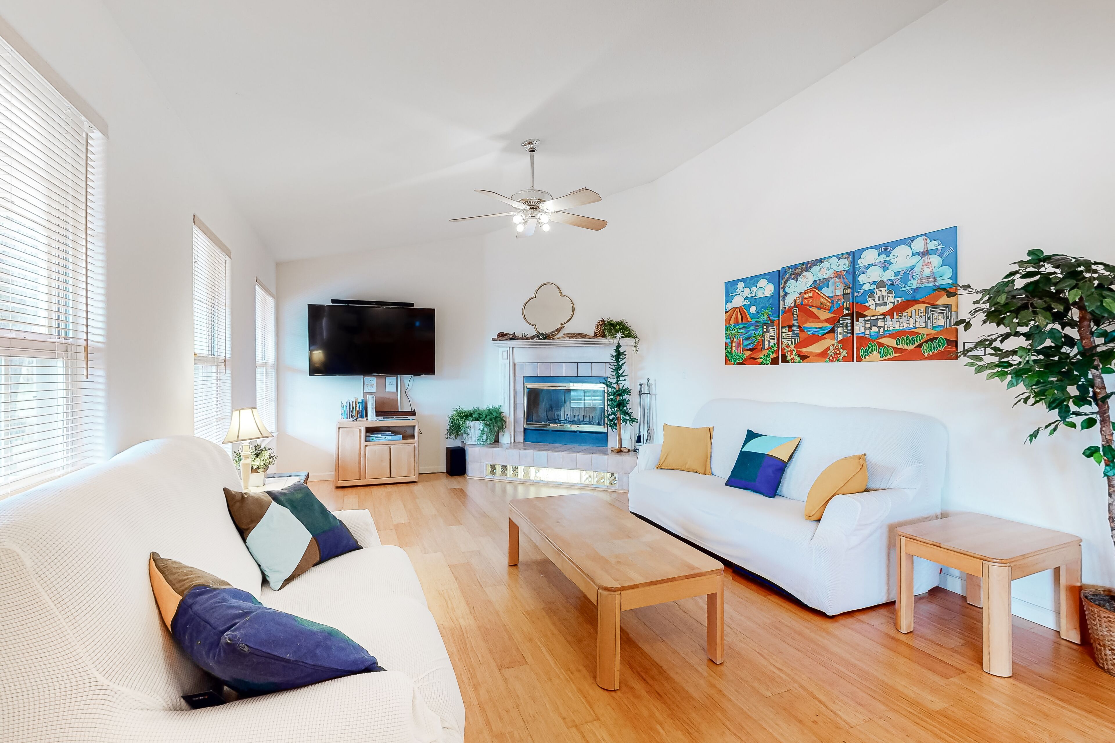 Dog-friendly cabin with front porch, WiFi - walk to golf course & restaurant