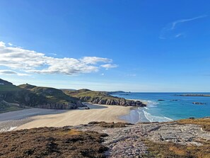 A coastal landscape with a beach, rocky cliffs, and a clear sky. - 1 bedroom accommodation in Rispond, near Durness (Rispond, near Durness)