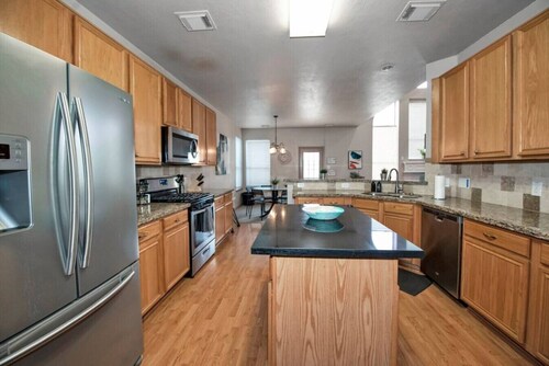 Epic 7BR w/ Pool + Billiards | 25 Mins to Downtown