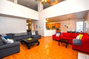 Smart TV, fireplace - Spacious 7BR Houston Home w/ Pool, Game Room & BBQ (Houston)