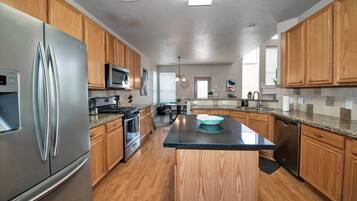 Kjøleskap, mikrobølgeovn, ovn og kokeplater