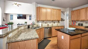 Kjøleskap, mikrobølgeovn, ovn og kokeplater