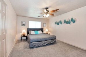 7 soverom, skrivebord, strykejern/-brett og reiseseng for barn