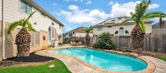 Spacious 7BR Houston Home w/ Pool, Game Room & BBQ