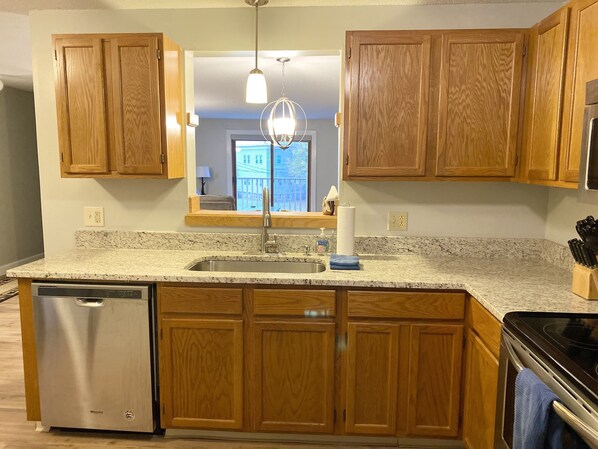 Fridge, microwave, oven, stovetop - Loon Mountain Condo Located Downtown (Lincoln)