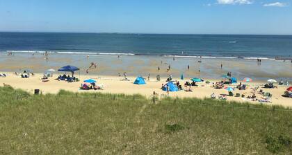 Uusittu, Makuuhuone näyttää ulos olohuoneesta, Palace Playlandista, Ocean Vie