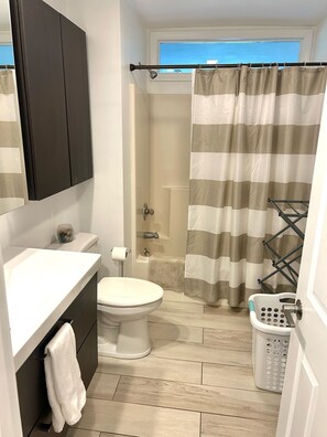 Chuveiro/banheira combinados, secador de cabelo, toalhas de banho 