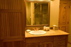 シャワー付き浴槽、ヘアドライヤー、タオル、石鹸