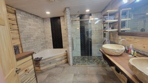 Ensemble douche/baignoire, baignoire à jets, sèche-cheveux