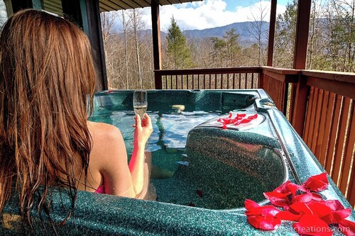 Luxury 5bd MTN VIEWS, hot tub, many bear sightings