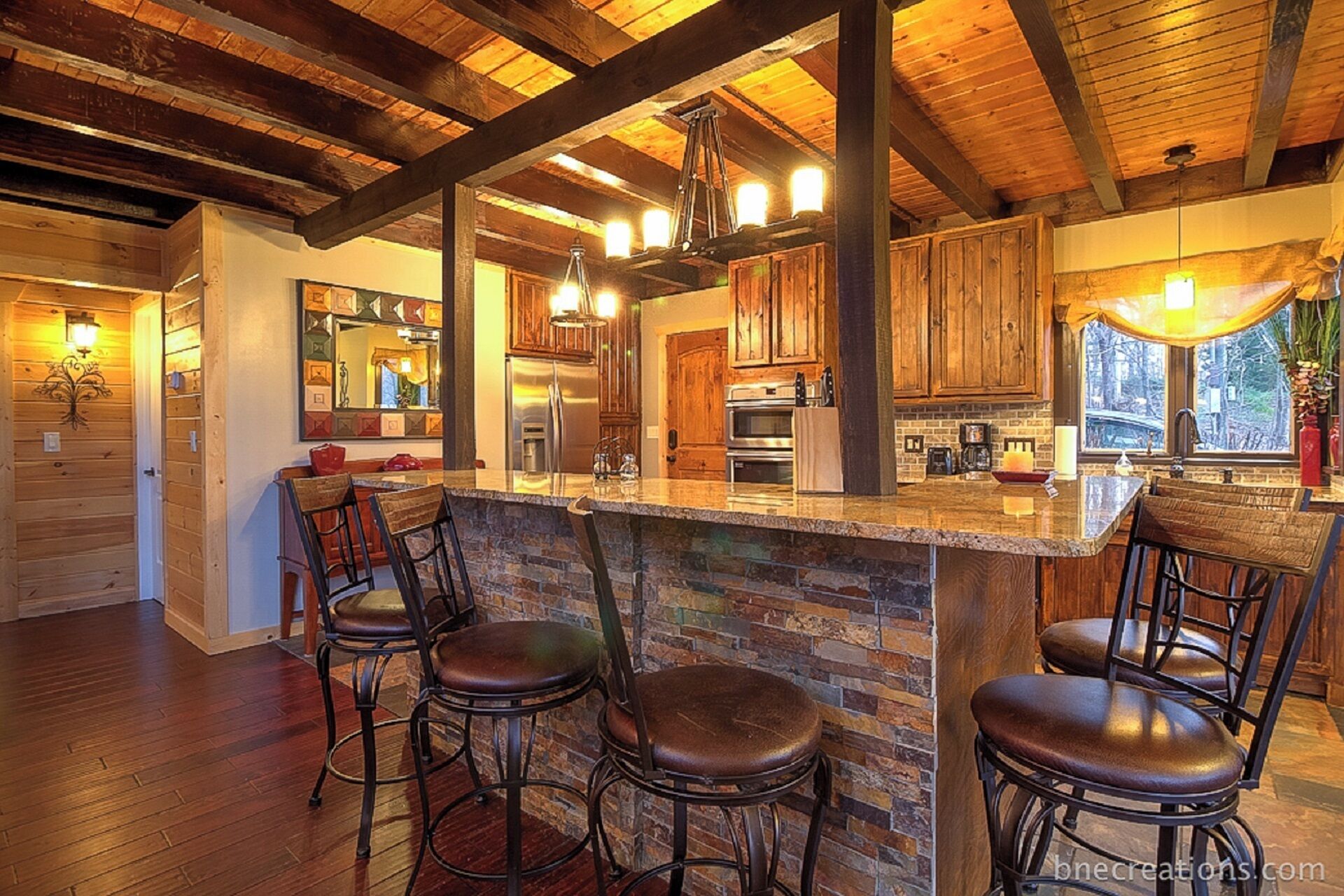 Luxury 5bd MTN VIEWS, hot tub, many bear sightings