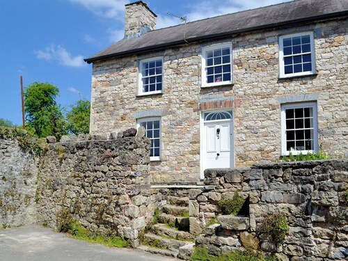 3 bedroom accommodation in Llandybie, near Llandeilo