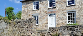 3 bedroom accommodation in Llandybie, near Llandeilo