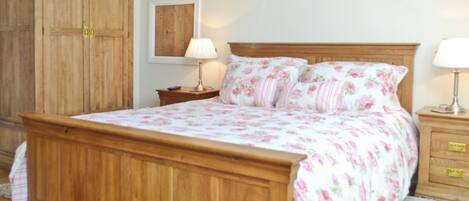 5 bedrooms, free WiFi, bed sheets