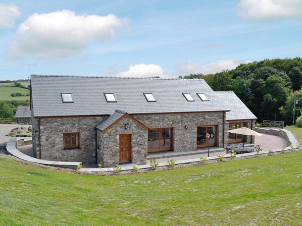 Exterior - 5 bedroom accommodation in Mydroilyn, near Aberaeron (Mydroilyn, near Aberaeron)