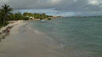 Ubicación cercana a la playa y tumbonas