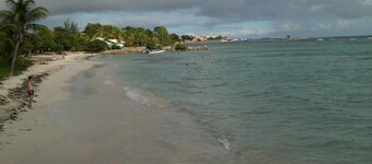 House with large garden and swimming pool located on the edge of sea