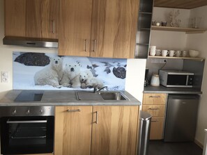 Kühlschrank, Mikrowelle, Ofen, Herdplatte