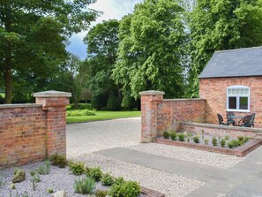 Outdoor dining - 1 bedroom accommodation in Binbrook, near Market Rasen (Binbrook, near Market Rasen)